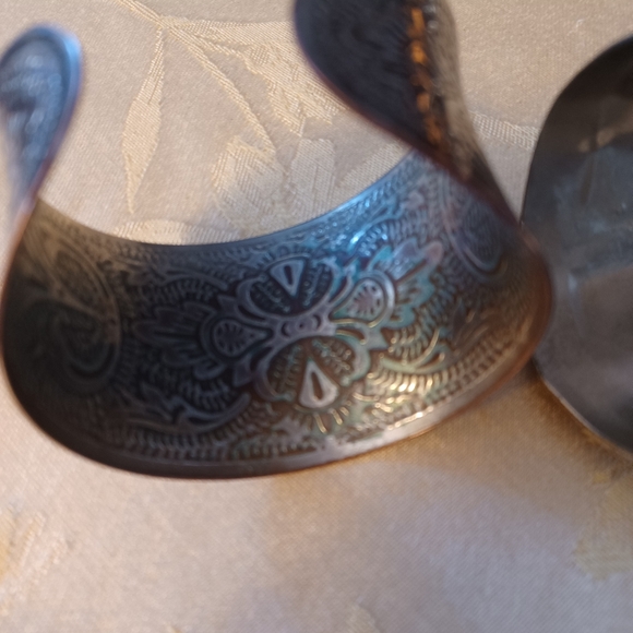 Estate Vintage Triable Silvertone Cuff Bangles - Picture 4 of 7